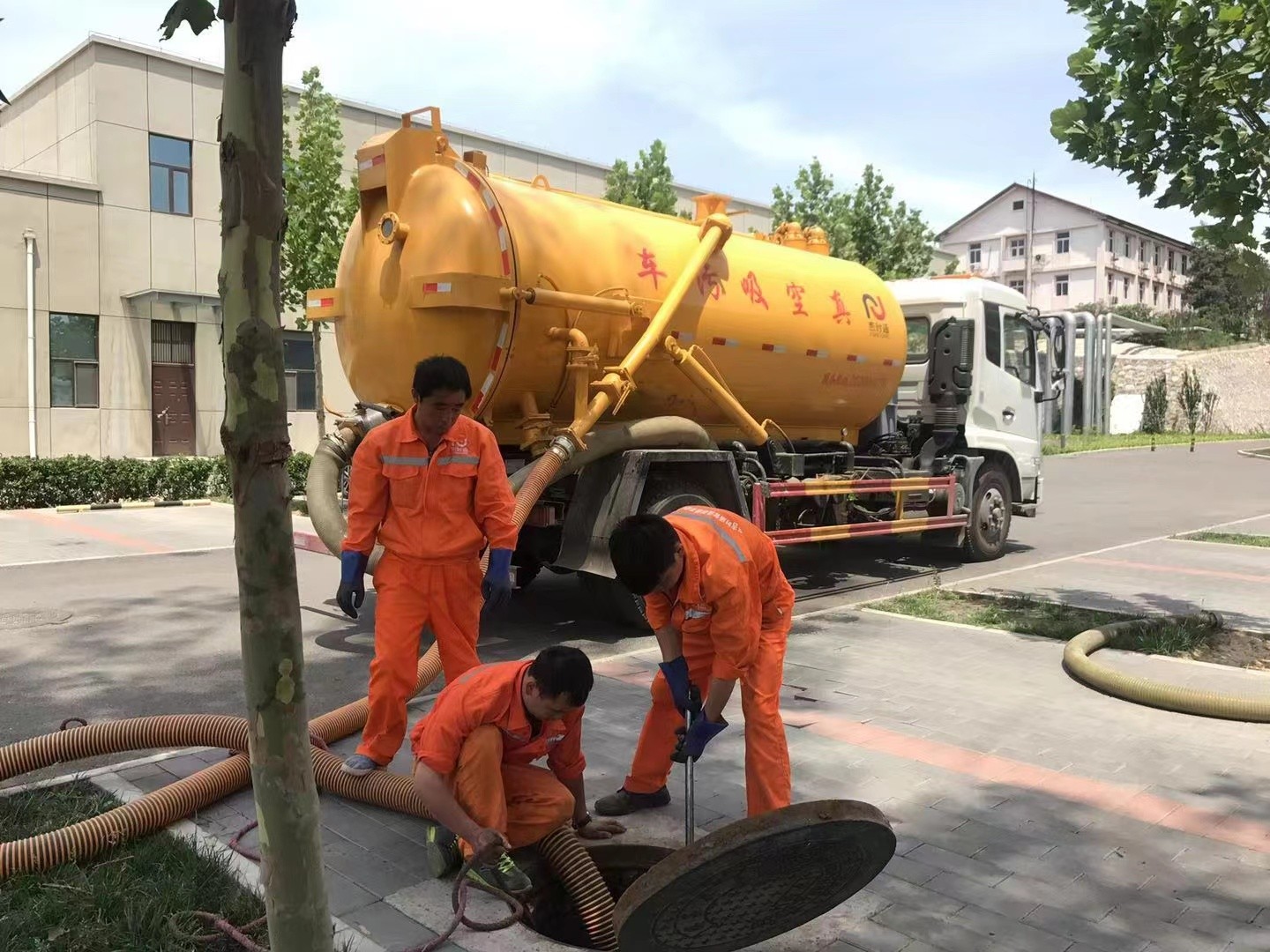 玛沁化粪池清理与5-8吨吸粪车施工效率分析
